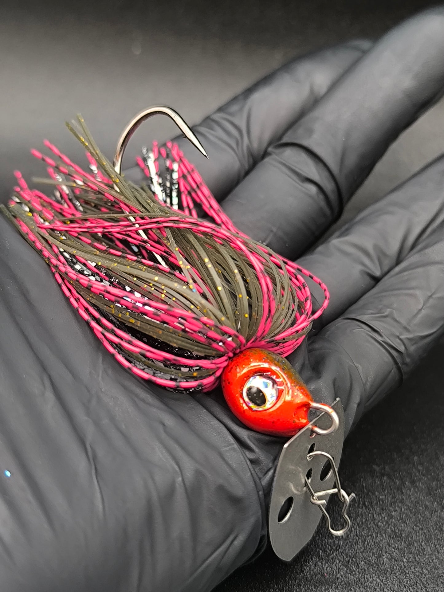 Chatterbait Carnajura Red Stripe pour la pêche du brochet, leurre à lame vibrante avec jupe rouge pour forte attractivité en eau teintée.