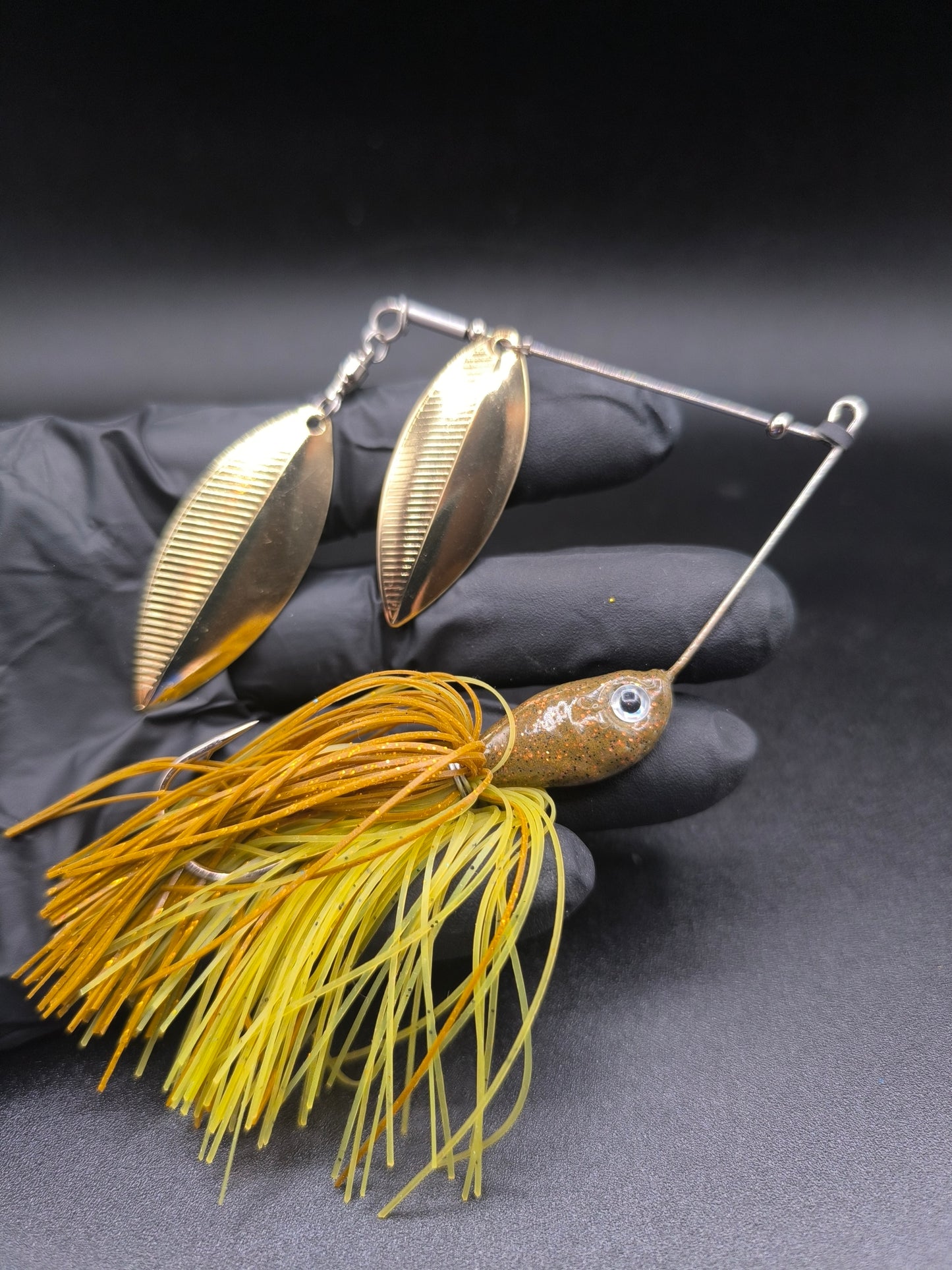 Spinnerbait Minnow Carnajura Brown Natural pour la pêche du brochet, leurre vibrant avec coloris brun naturel discret en eau claire.