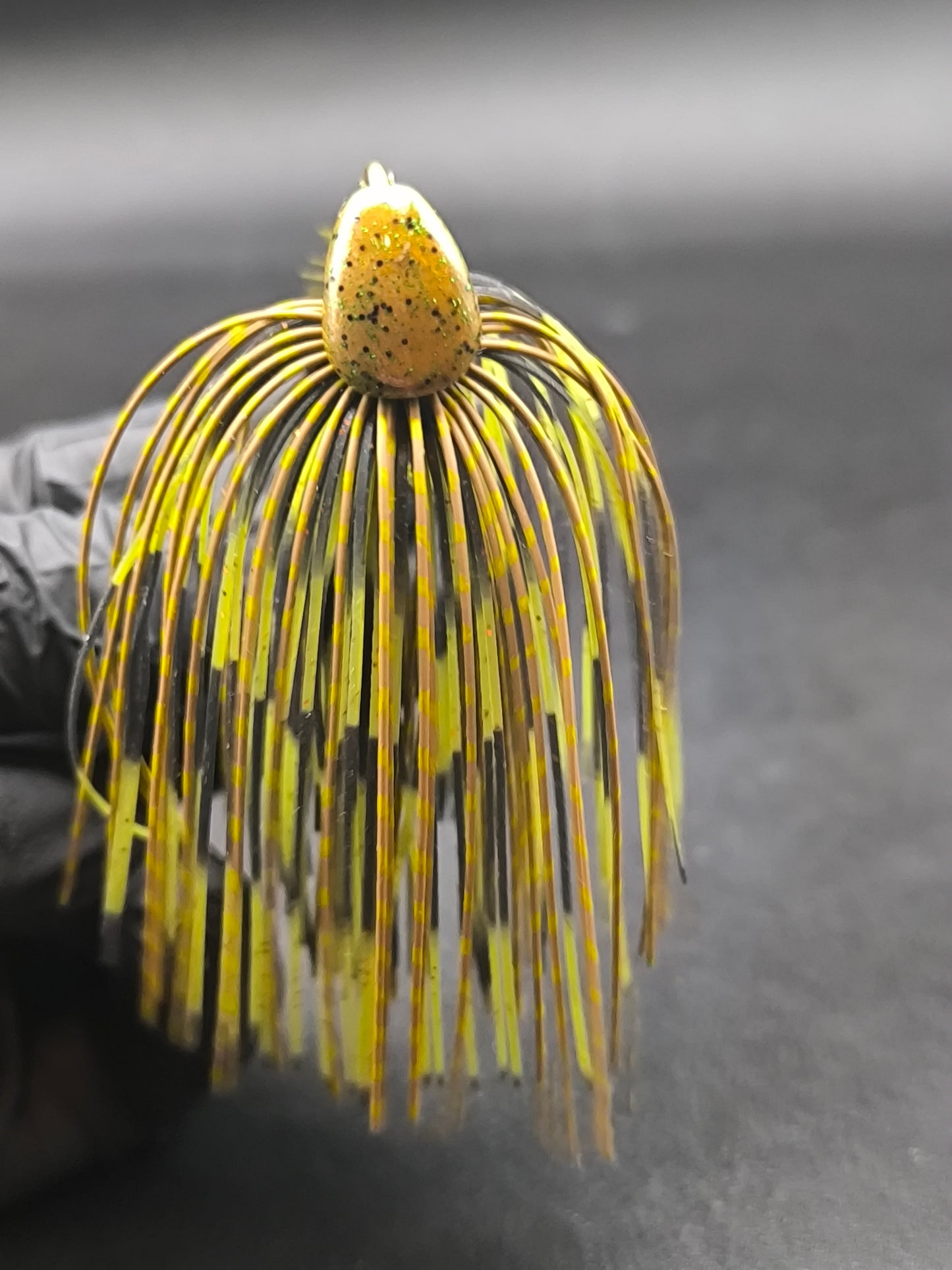 Stand Up Brush Jig Carnajura coloris naturel perch pour la pêche du brochet et du sandre, jig anti-herbe imitation perche pour zones encombrées.