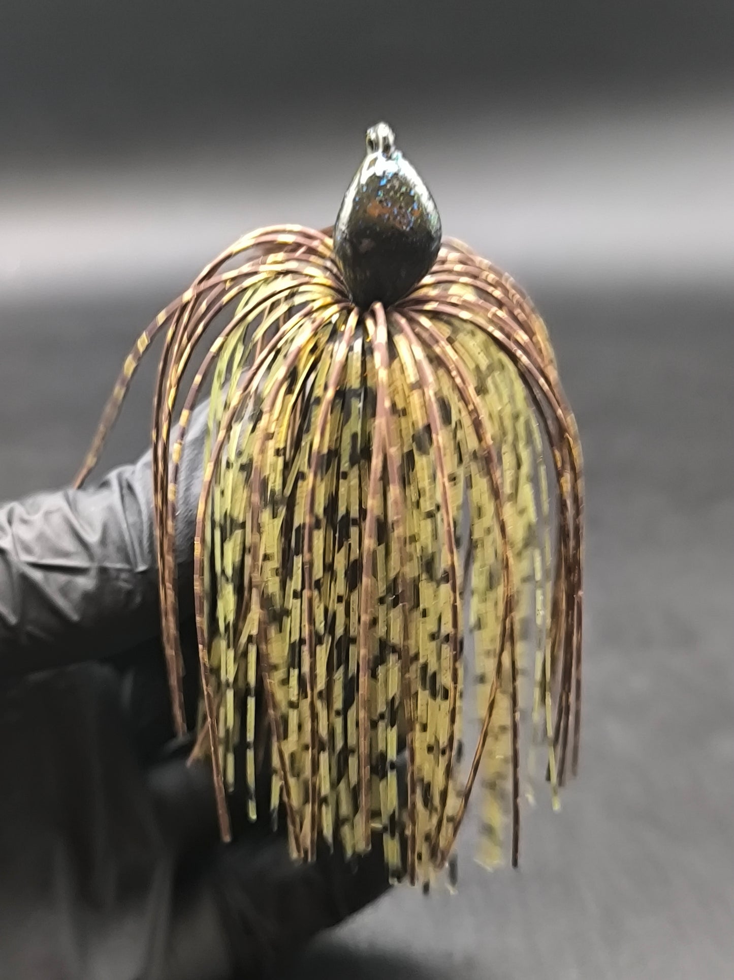 Arky Style Jig Carnajura coloris naturel brown pour la pêche du black bass, jig anti-herbe polyvalent idéal pour les zones encombrées.