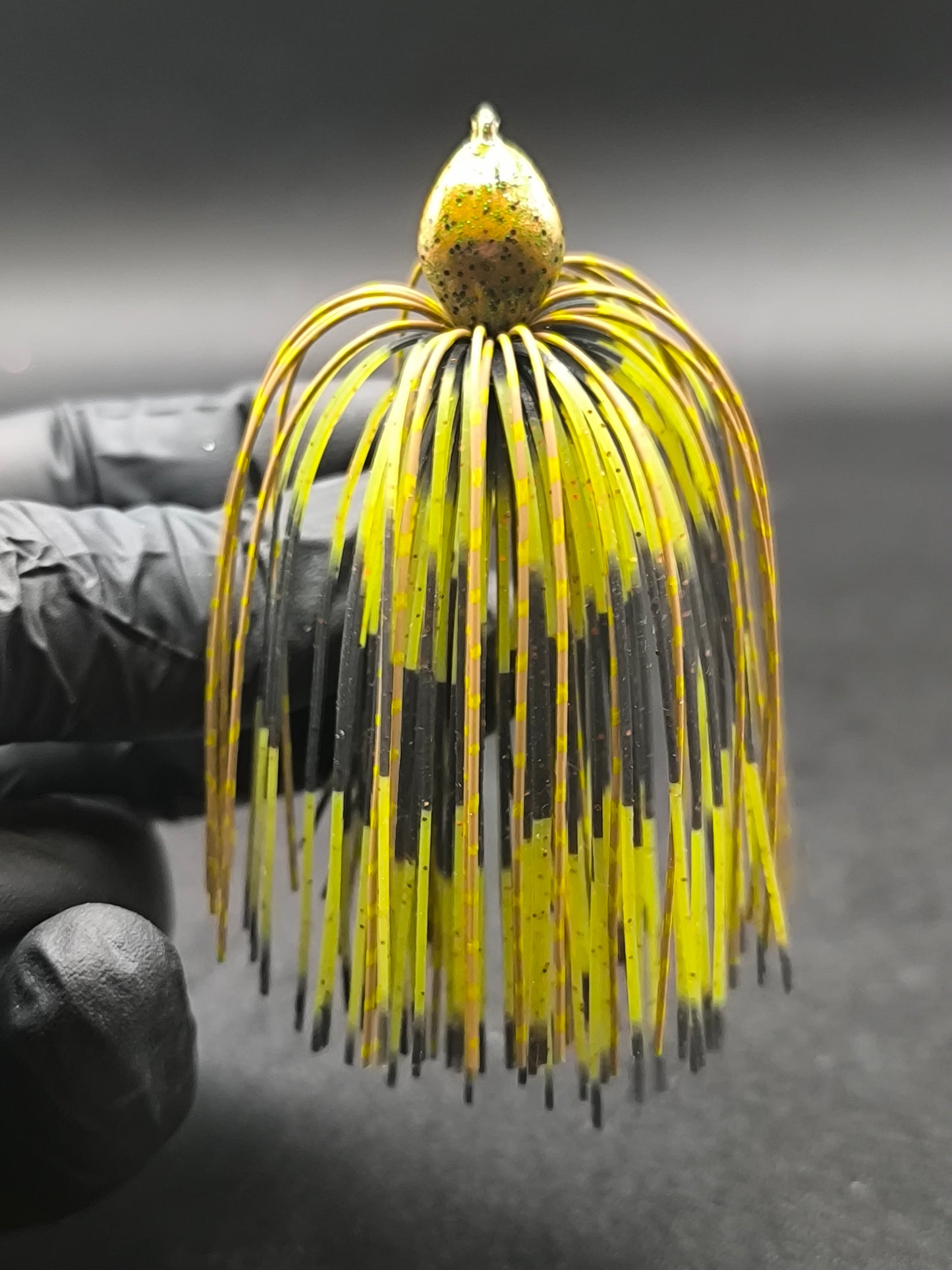 Arky Style Jig Carnajura coloris naturel perch pour la pêche du black bass, jig anti-herbe imitation perche idéal en zones encombrées.