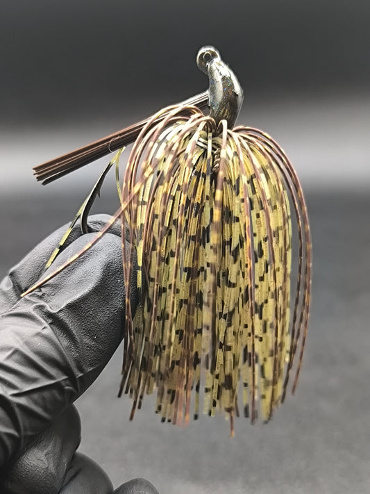 Arky Style Jig Carnajura coloris naturel brown pour la pêche du black bass, jig anti-herbe polyvalent idéal pour les zones encombrées.