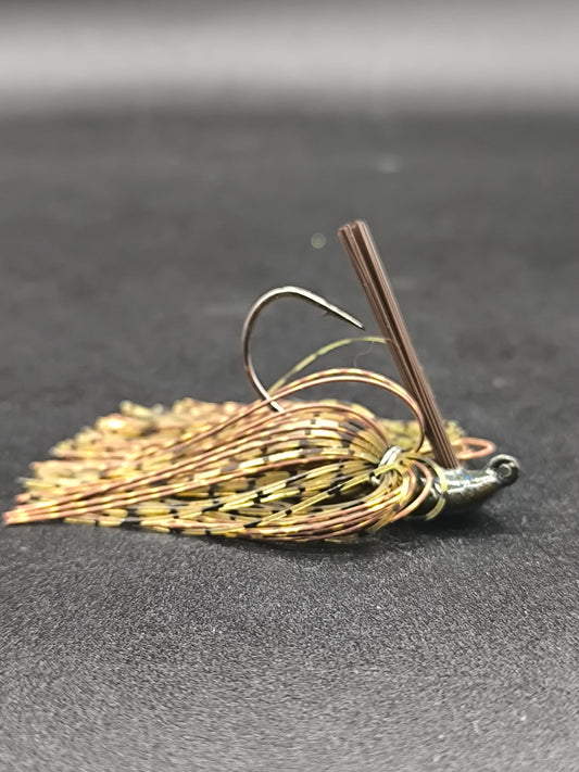 Arky Style Jig Carnajura coloris naturel brown pour la pêche du black bass, jig anti-herbe polyvalent idéal pour les zones encombrées.