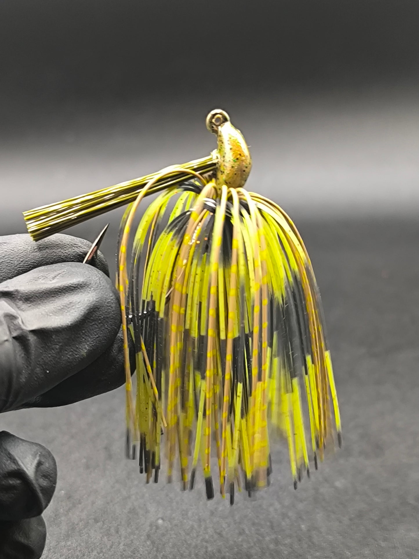 Arky Style Jig Carnajura coloris naturel perch pour la pêche du black bass, jig anti-herbe imitation perche idéal en zones encombrées.