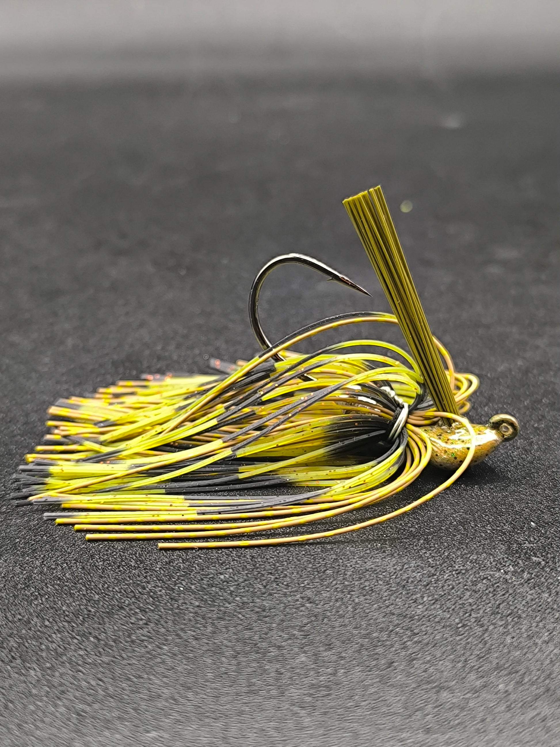 Arky Style Jig Carnajura coloris naturel perch pour la pêche du black bass, jig anti-herbe imitation perche idéal en zones encombrées.