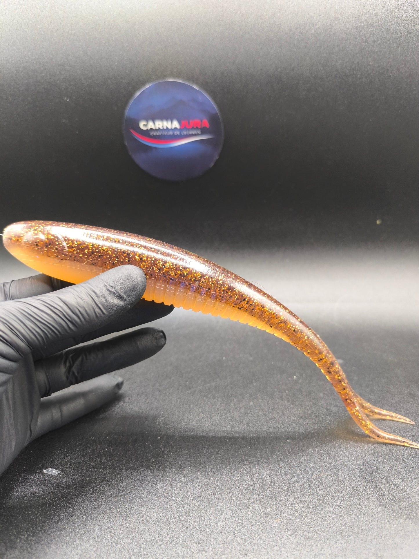 Carnasplit 250 Motor Oil, leurre souple finesse 25 cm pour la pêche du brochet et du sandre avec nage discrète et coloris naturel en eau claire.