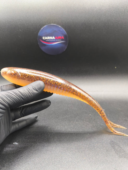 Carnasplit 250 Motor Oil, leurre souple finesse 25 cm pour la pêche du brochet et du sandre avec nage discrète et coloris naturel en eau claire.