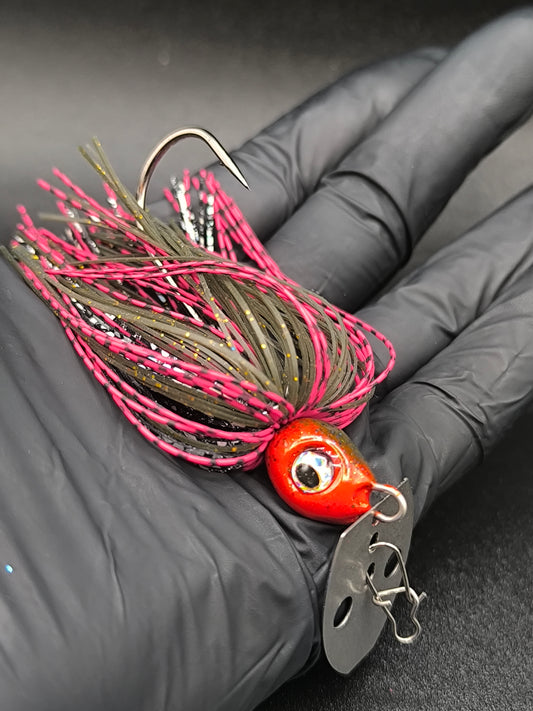 Chatterbait Carnajura Red Stripe pour la pêche du brochet, leurre à lame vibrante avec jupe rouge pour forte attractivité en eau teintée.