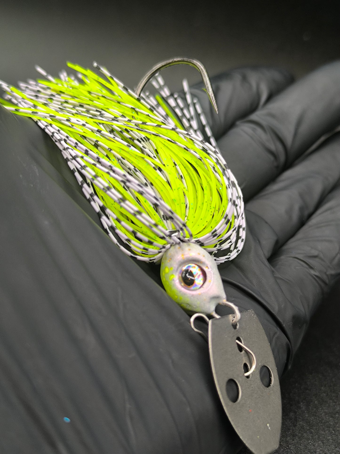 Chatterbait Carnajura Yellow Stripe pour la pêche du brochet, leurre à lame vibrante avec jupe jaune haute visibilité en eau teintée.
