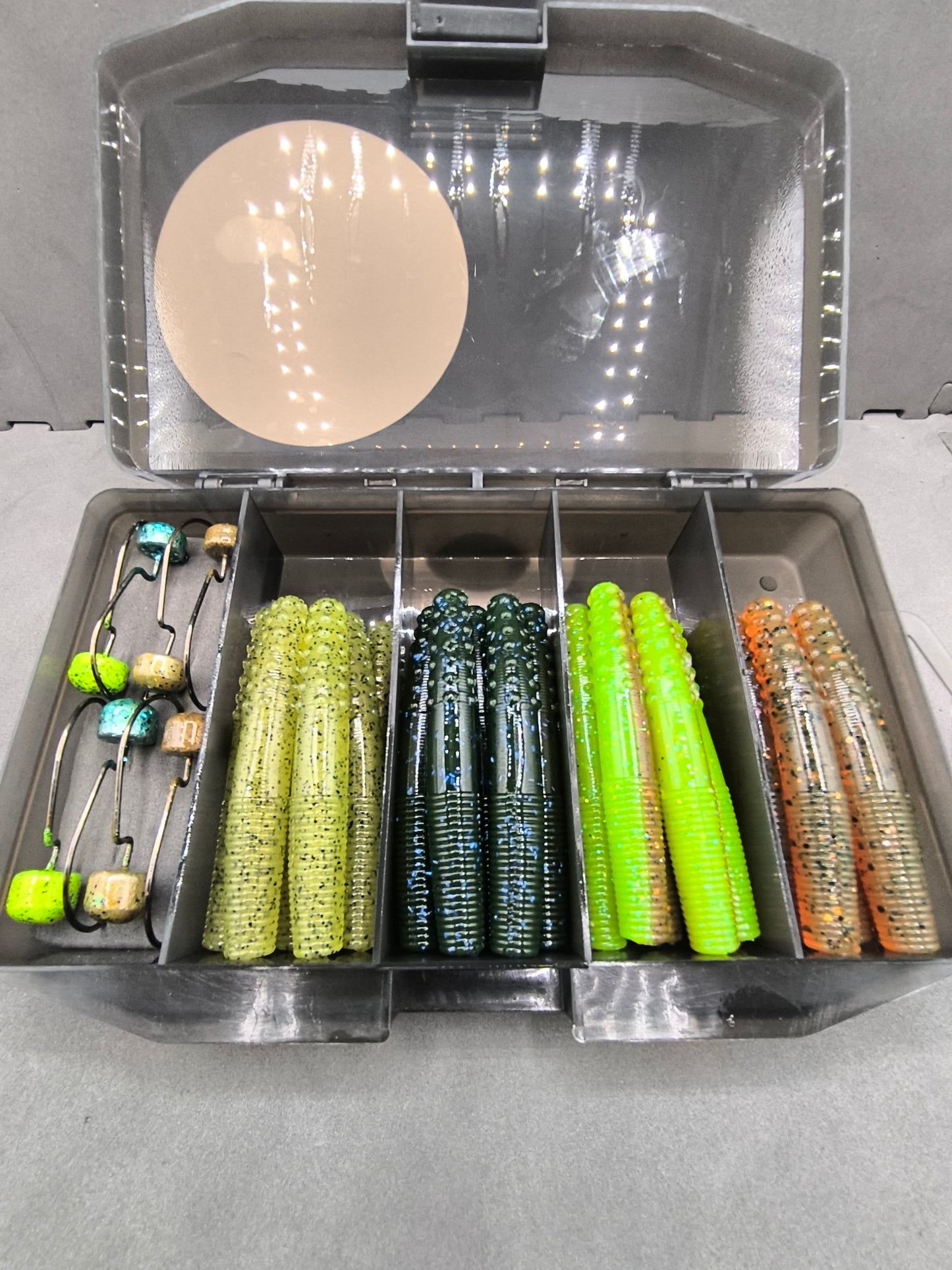 Coffret Ned Rig Carnajura avec têtes plombées texan ou classique et worms finesse pour la pêche du brochet, sandre, black bass et perche.