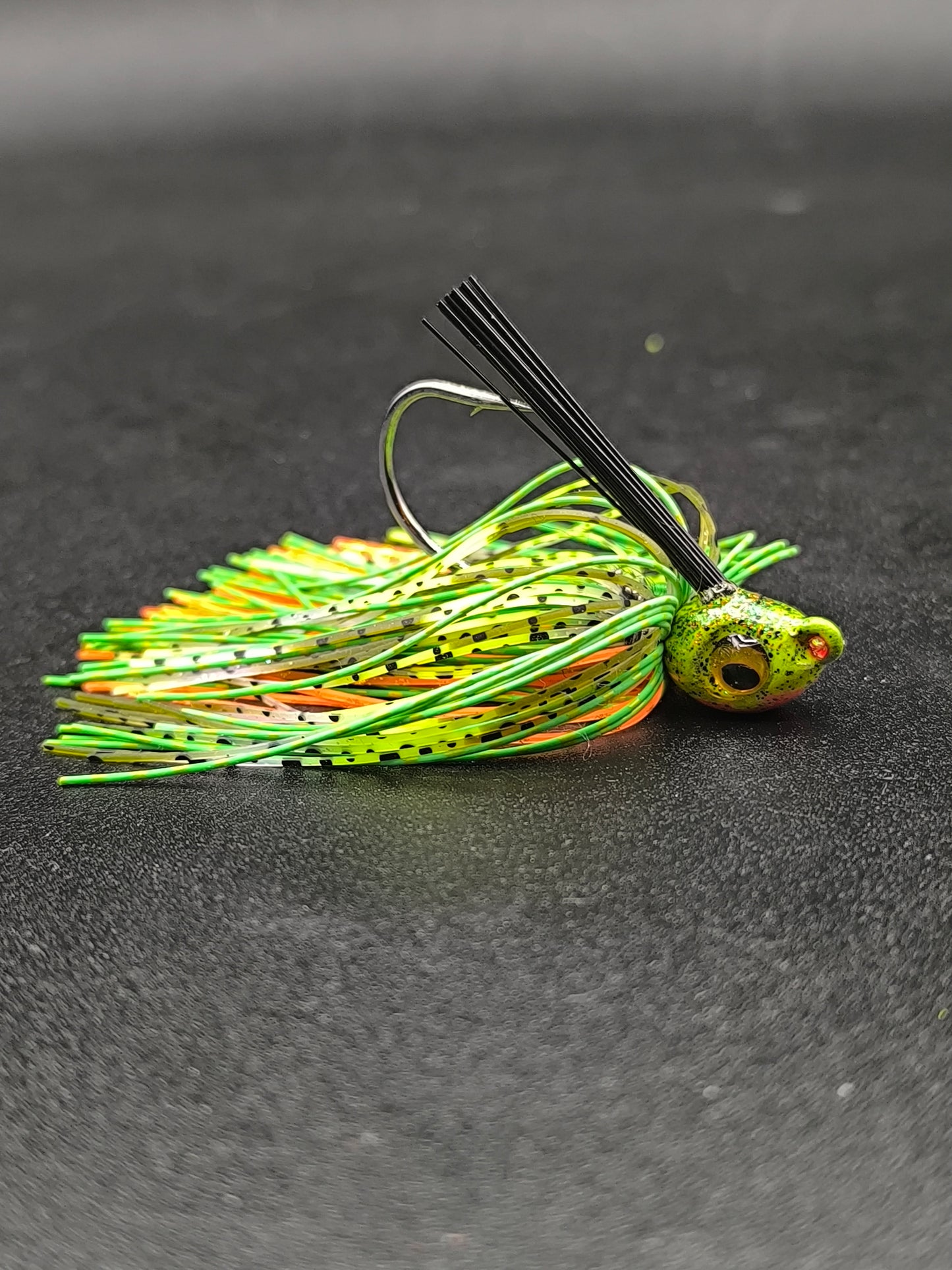 Hybrid Swim Jig Carnajura Fire Tiger pour la pêche du brochet et du black bass, jig nageur haute visibilité idéal en eau teintée.