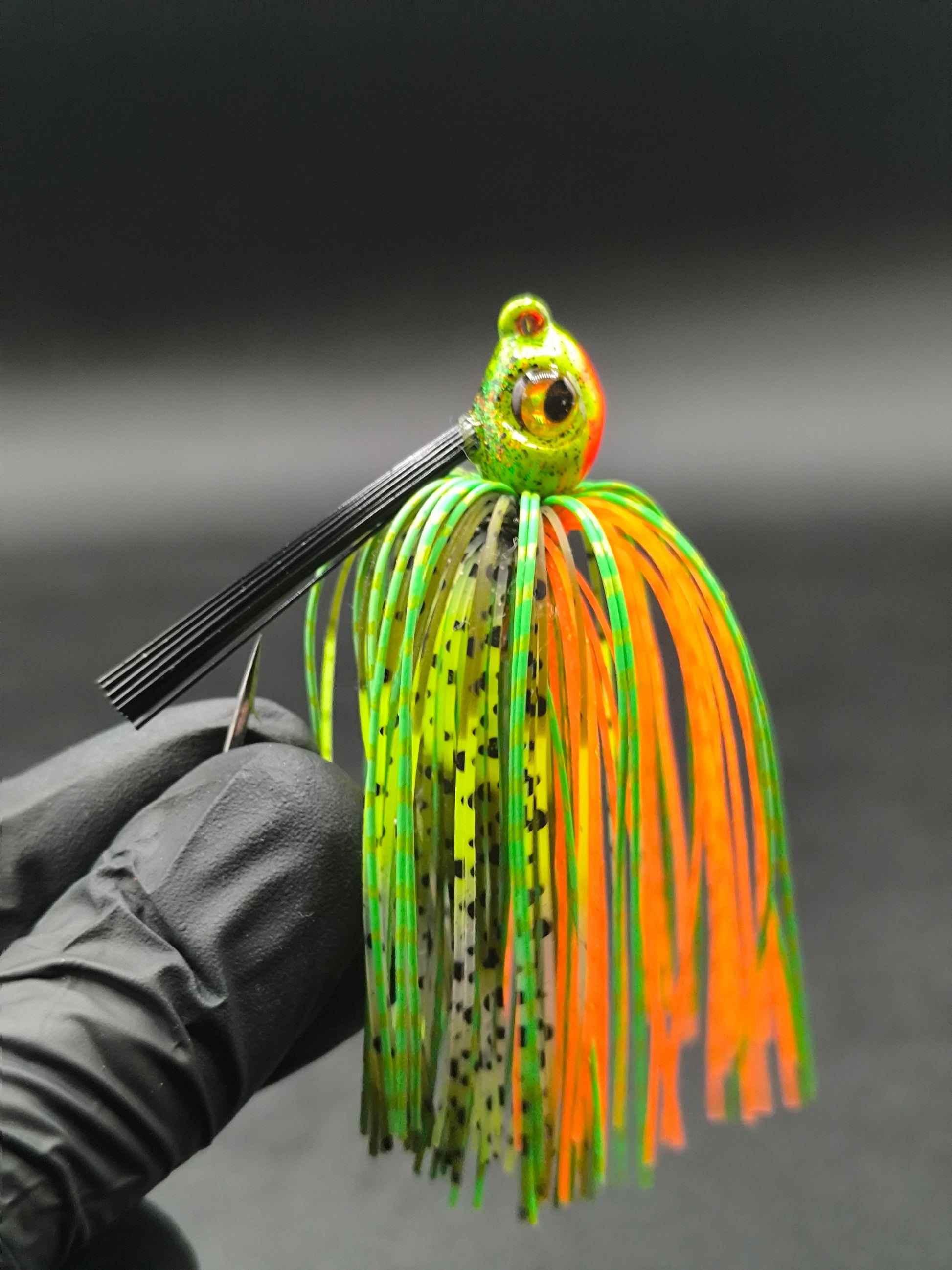 Hybrid Swim Jig Carnajura Fire Tiger pour la pêche du brochet et du black bass, jig nageur haute visibilité idéal en eau teintée.
