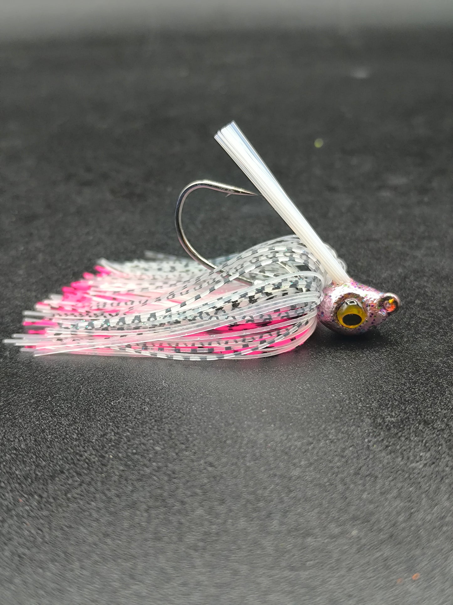 Hybrid Swim Jig Carnajura Pink Candy pour la pêche du brochet et du black bass, jig nageur coloris attractif idéal en eau teintée.