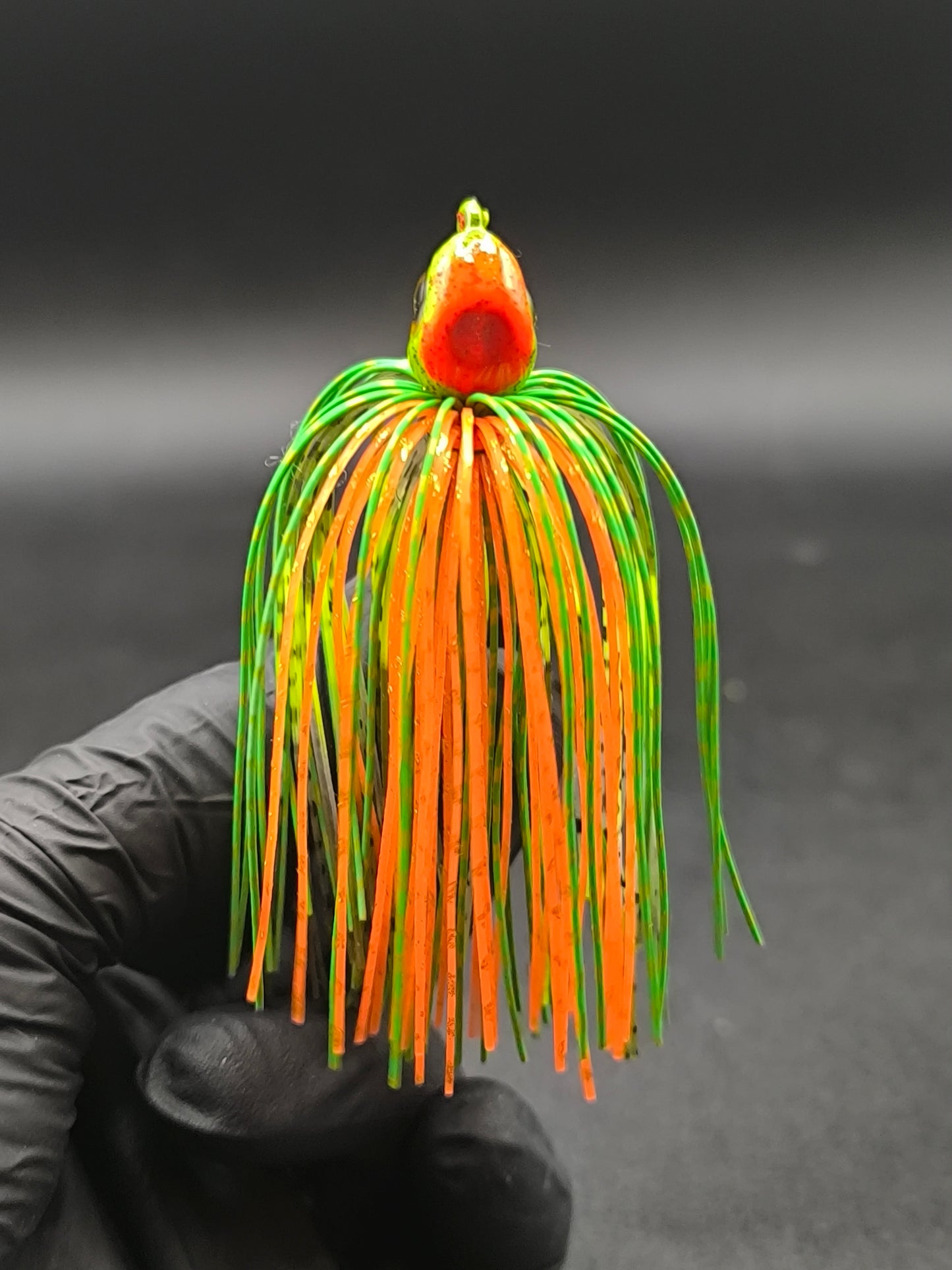 Hybrid Swim Jig Carnajura Fire Tiger pour la pêche du brochet et du black bass, jig nageur haute visibilité idéal en eau teintée.