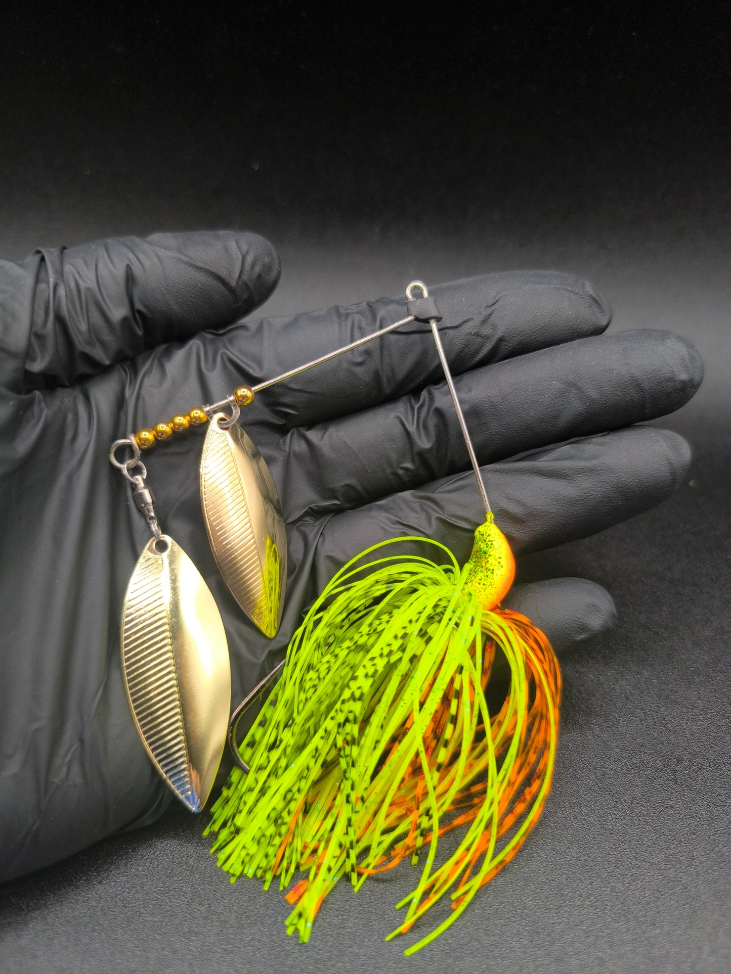 Spinnerbait Banana Carnajura Fire Tiger pour la pêche du brochet, leurre vibrant anti-herbe haute visibilité en eau teintée.