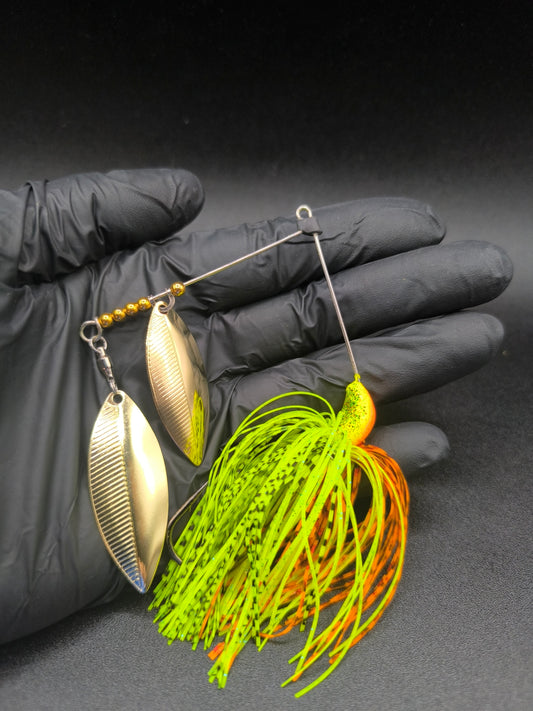 Spinnerbait Banana Carnajura Fire Tiger pour la pêche du brochet, leurre vibrant anti-herbe haute visibilité en eau teintée.