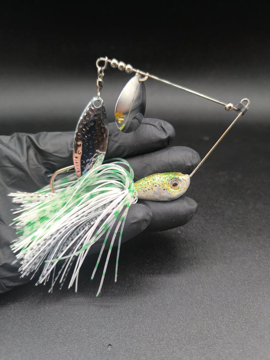 Spinnerbait Minnow Carnajura Babybass pour la pêche du brochet, leurre vibrant avec coloris naturel imitation poisson en eau claire.