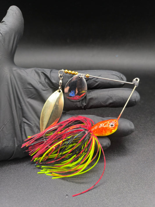 Spinnerbait Minnow Carnajura Red Fire pour la pêche du brochet, leurre vibrant avec palette et jupe rouge haute visibilité en eau teintée.