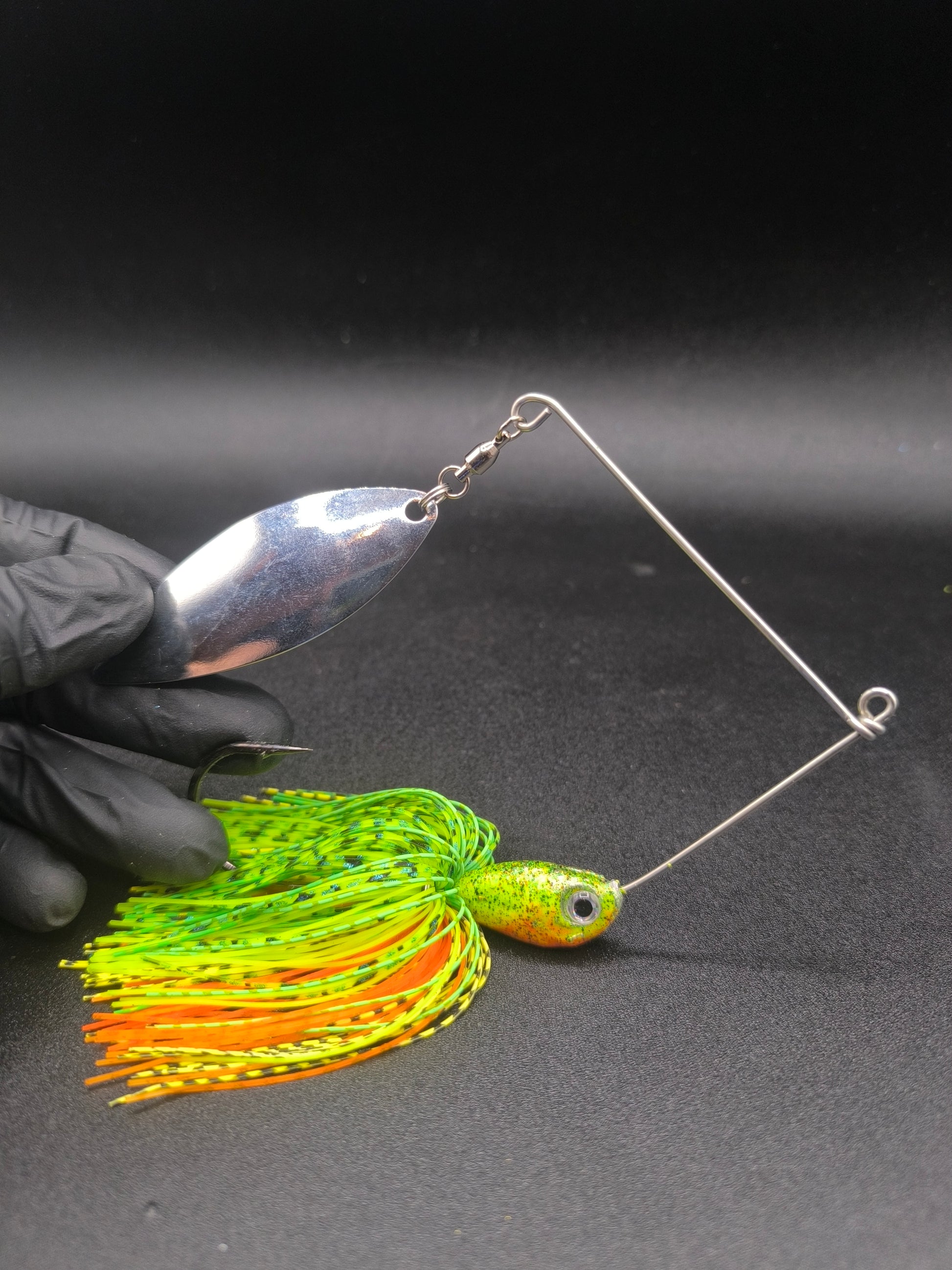 Spinnerbait Ultra Predator Carnajura pour la pêche du brochet, leurre vibrant puissant avec palettes pour prospecter efficacement les zones encombrées.