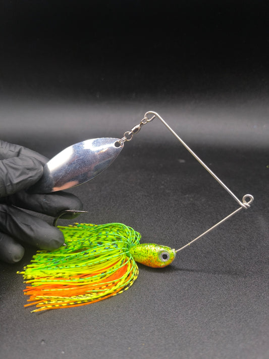 Spinnerbait Ultra Predator Carnajura pour la pêche du brochet, leurre vibrant puissant avec palettes pour prospecter efficacement les zones encombrées.