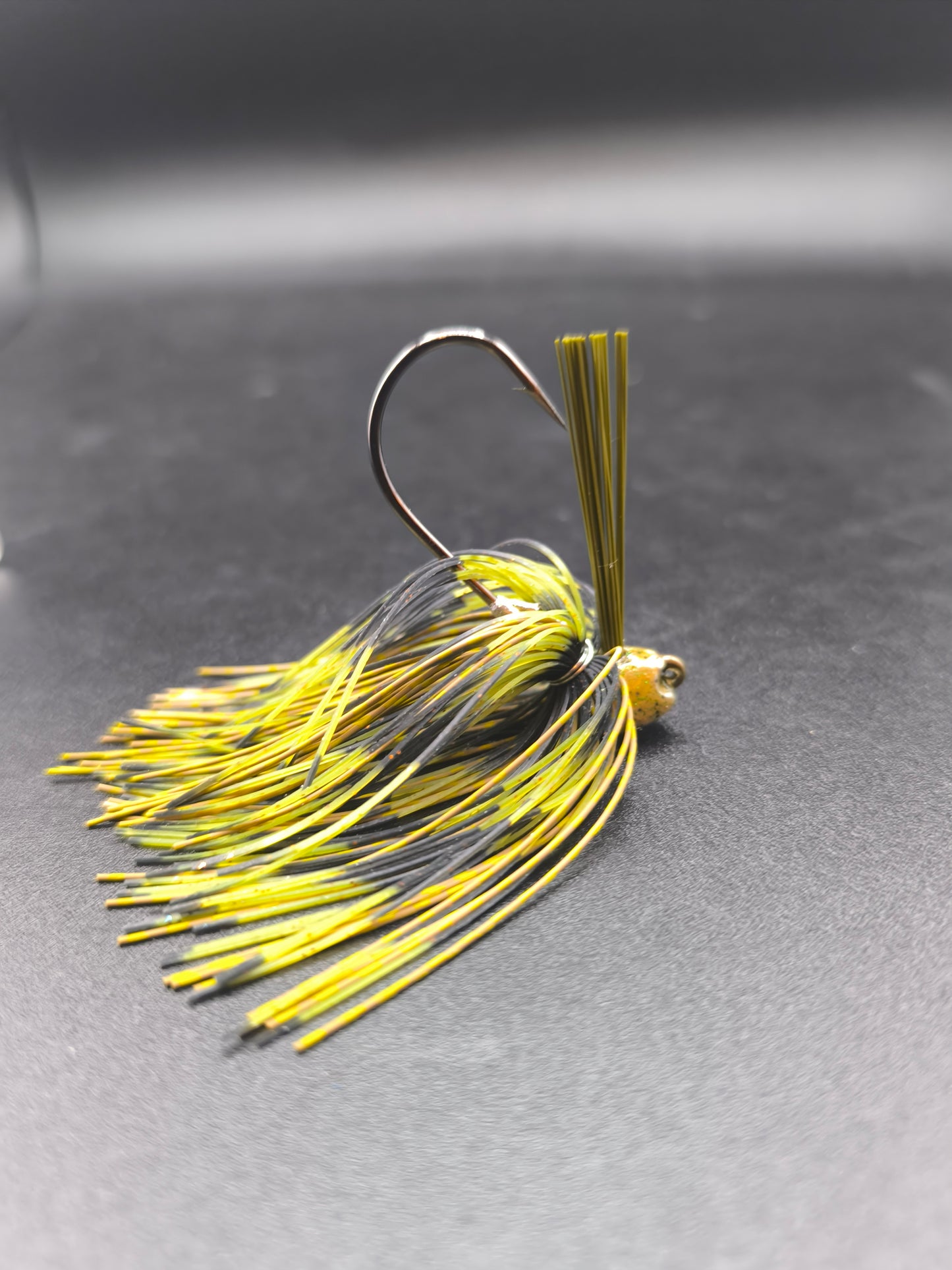 Stand Up Brush Jig Carnajura coloris naturel perch pour la pêche du brochet et du sandre, jig anti-herbe imitation perche pour zones encombrées.