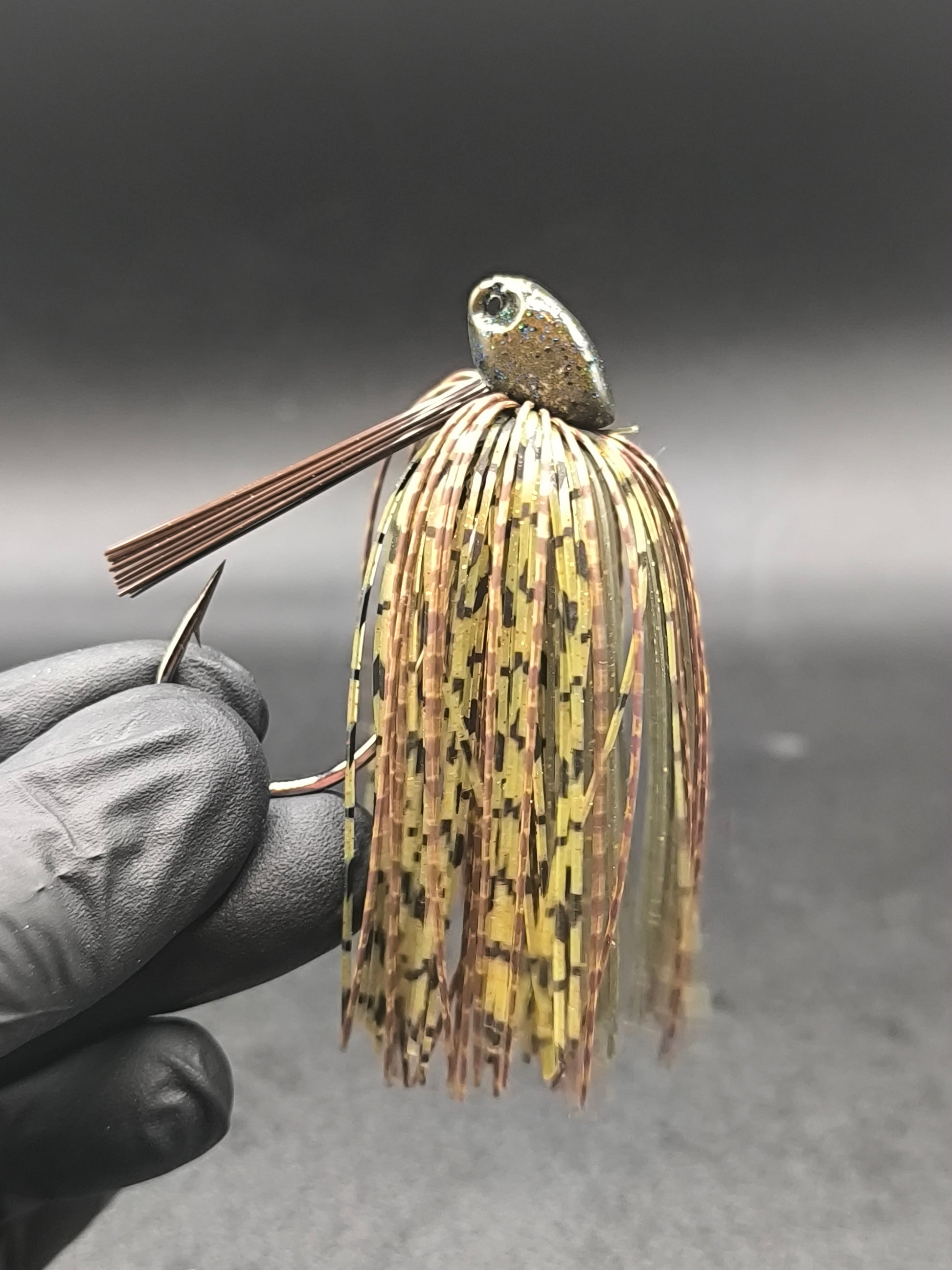 Stand Up Brush Jig Carnajura coloris naturel brown pour la pêche du black bass, jig anti-herbe discret idéal en zones encombrées.