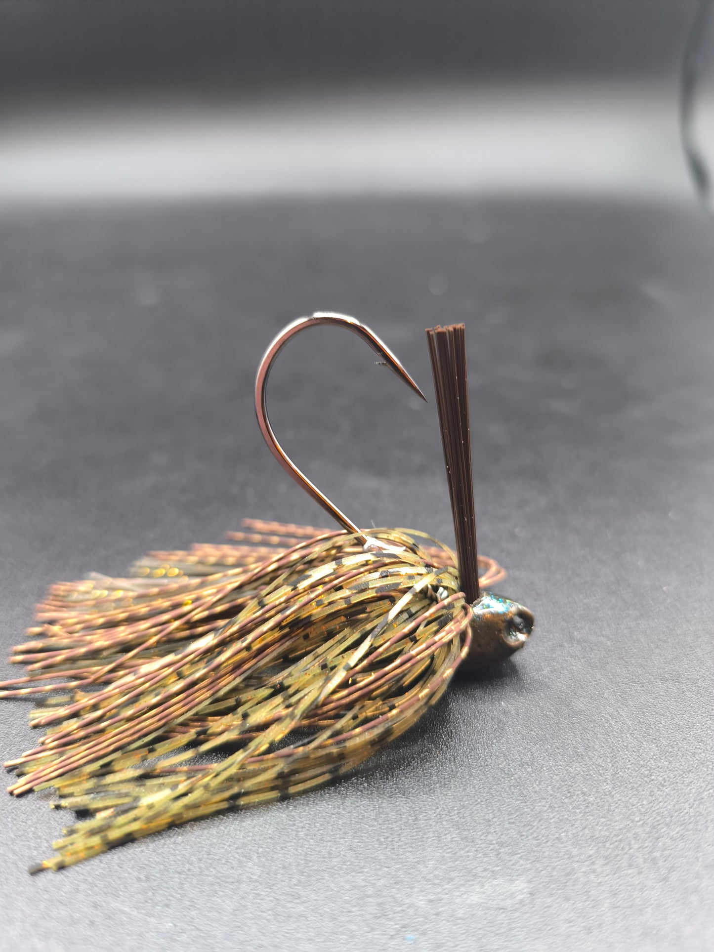 Stand Up Brush Jig Carnajura coloris naturel brown pour la pêche du black bass, jig anti-herbe discret idéal en zones encombrées.