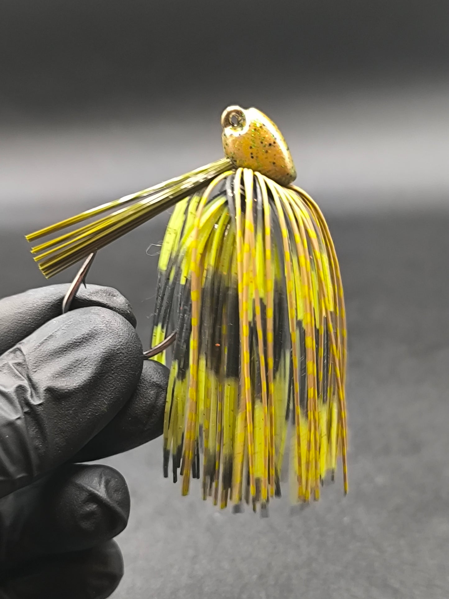 Stand Up Brush Jig Carnajura coloris naturel perch pour la pêche du brochet et du sandre, jig anti-herbe imitation perche pour zones encombrées.