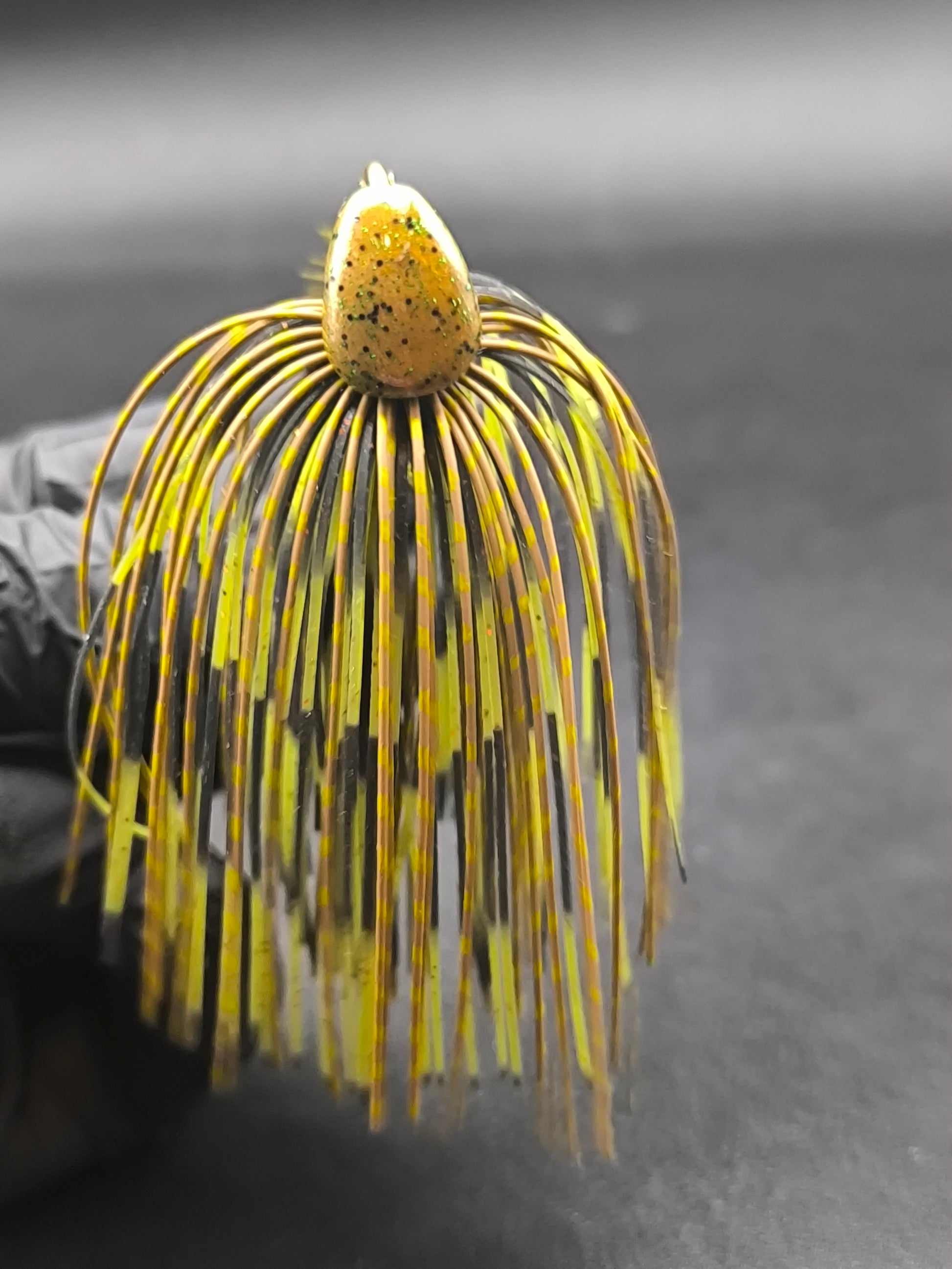 Stand Up Brush Jig Carnajura coloris naturel perch pour la pêche du brochet et du sandre, jig anti-herbe imitation perche pour zones encombrées.