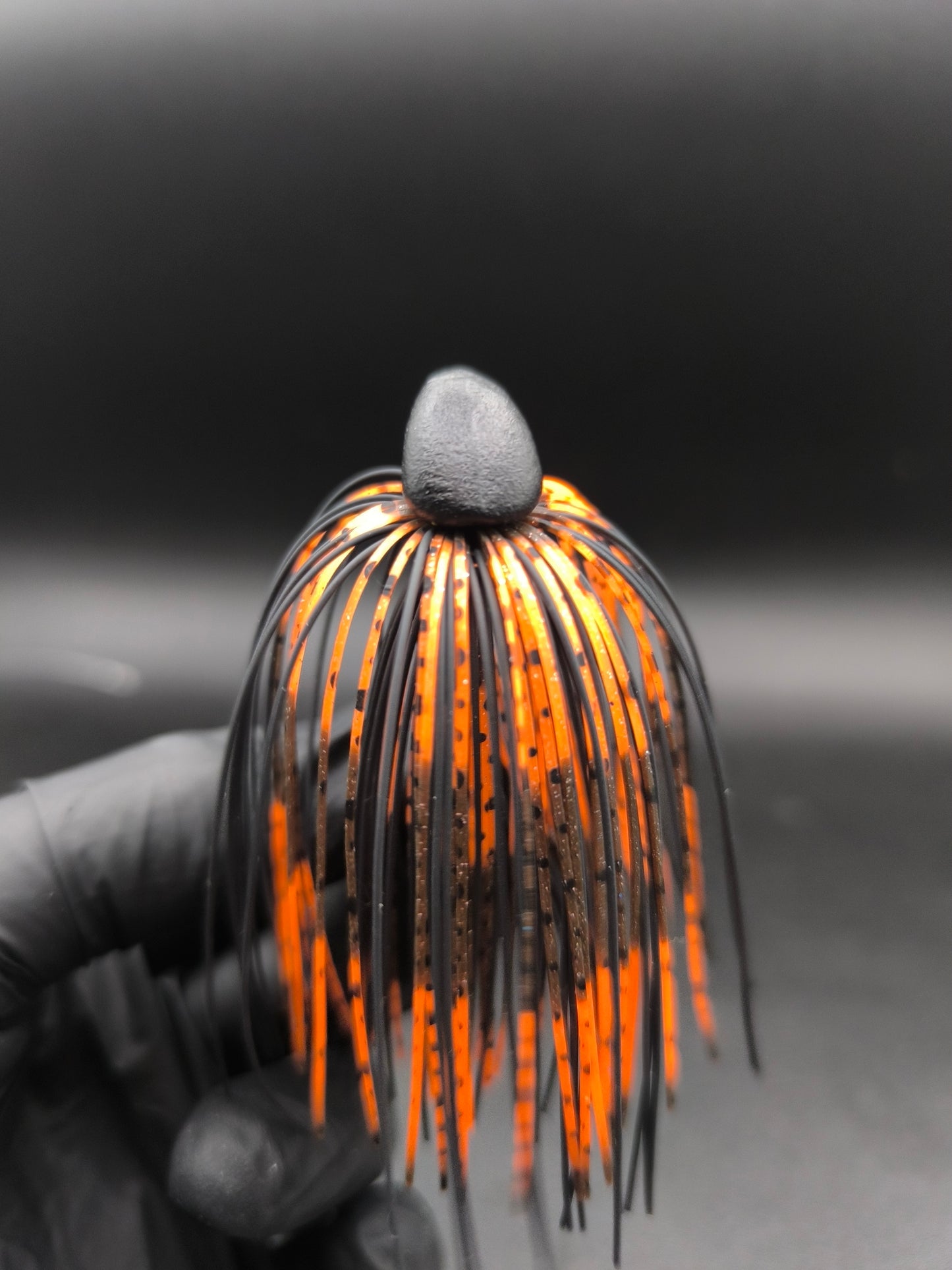 Détail stand up brush jig Carnajura black fire craw hameçon Mustad anti herbe